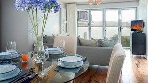 Flat-screen TV, DVD player - Deganwy Tower Apartment (Conwy)
