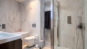 Een haardroger, handdoeken