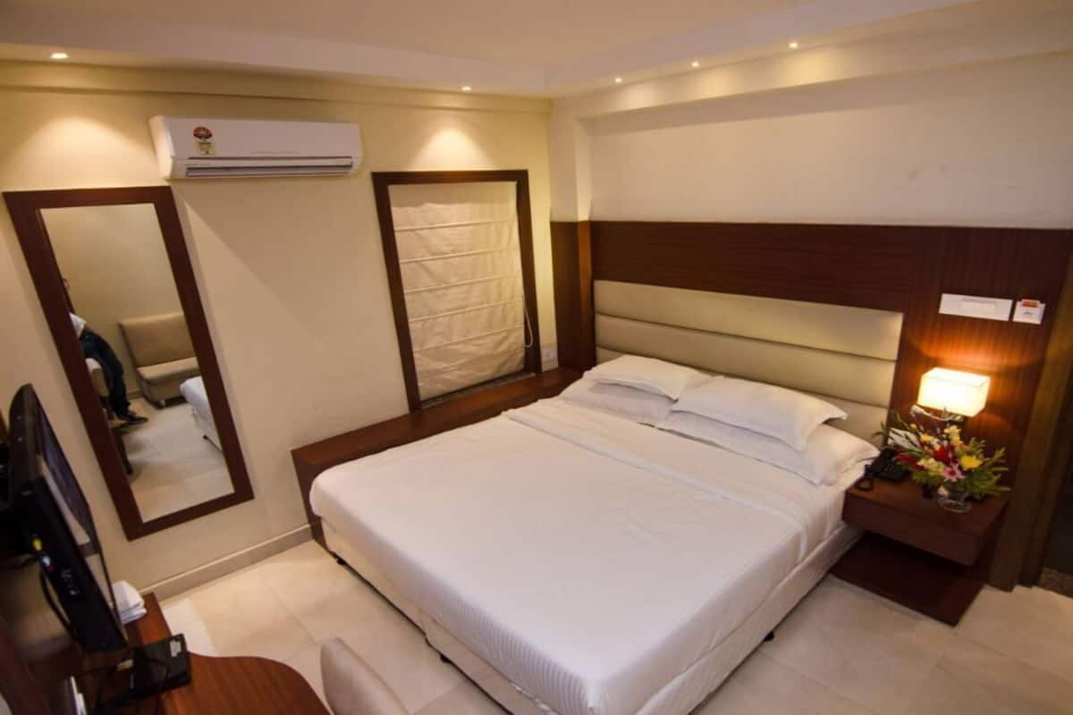 Senior Oda | Odada kasa, masa, ses yalıtımı, ücretsiz kablosuz İnternet