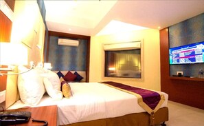 Club Room | In-room safe, desk, soundproofing, free WiFi