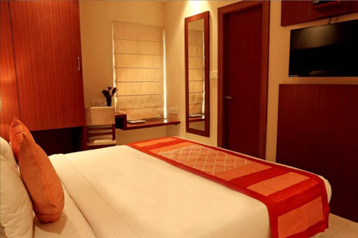 Odada kasa, masa, ses yalıtımı, ücretsiz kablosuz İnternet