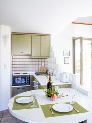 Réfrigérateur, cafetière/bouilloire, tables à manger