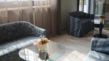 Coin salon dans le hall