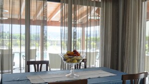 A dining table with a fruit bowl, blue tablecloth, and chairs. - Hotel Fortuna B&B (Costermano sul Garda)