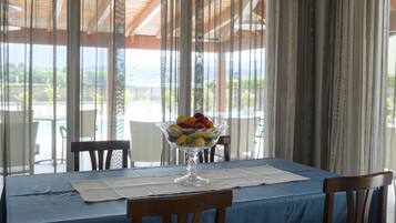 Petit déjeuner préparé sur commande (10 EUR par personne)