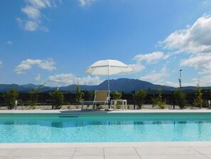 季節性室外游泳池，開放時間為 10:00 至 19:00，提供泳池遮陽傘和日光浴躺椅