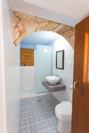 Bathtub, free toiletries, towels