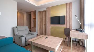 Junior Suite | Living area | 32-inch flat-screen TV with cable channels, TV