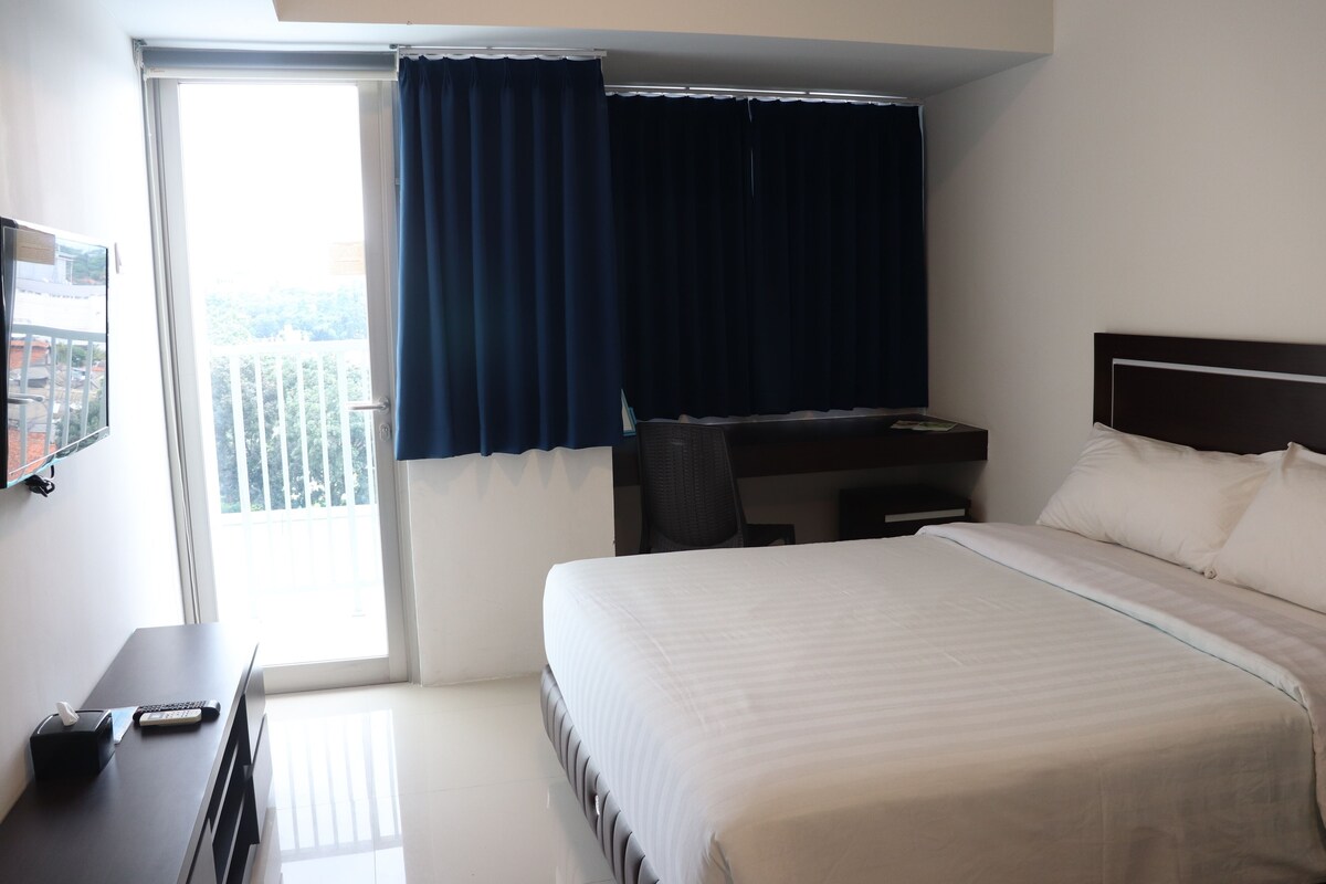 In-room safe, desk, WiFi (free), bed sheets