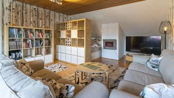 Televisie, een open haard en boeken