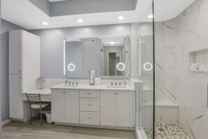 Hair dryer, towels - Regatta - Walking Distance to the Beach! (Naples)