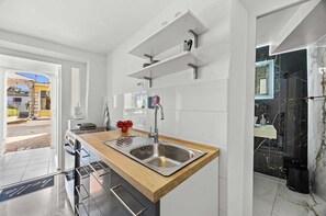 Kühlschrank, Ofen, Herdplatte, Wasserkocher mit Kaffee-/Teezubehör