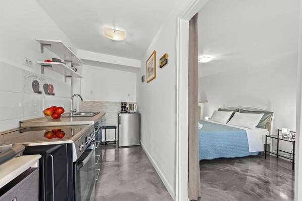 Een koelkast, een oven, een kookplaat, een koffiezetapparaat/waterkoker