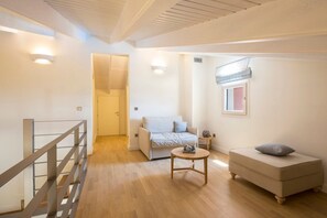 TV, lettore DVD, biblioteca musicale, impianto stereo