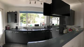 Casa | Cocina privada | Refrigerador, microondas, horno y parrilla de estufa