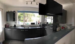 House | Dapur peribadi | Peti sejuk, ketuhar gelombang mikro, ketuhar, dapur 