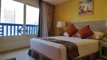 Quadruple Family Suite | Minibar, individually decorated, desk, bed sheets