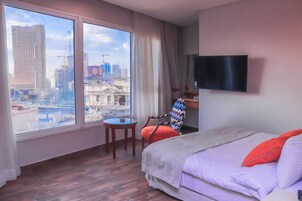 Family Suite | Minibar, individually decorated, desk, bed sheets