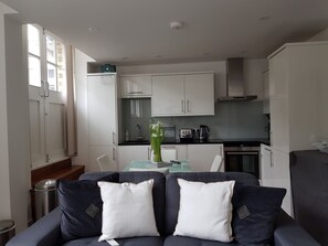 Leilighet – deluxe | Oppholdsområde | En 50-tommers smart-TV med kabel-kanaler samt TV og oppvarmet gulv