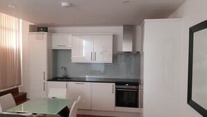 Refrigerador con freezer, horno, placa de cocina, lavavajillas