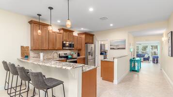 冰箱、微波炉、烤箱、炉灶