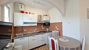 Fridge, oven, stovetop, coffee/tea maker