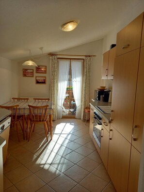 Kjøleskap, ovn, kokeplater og oppvaskmaskin