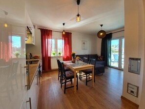 Apartamento standard | Área de estar | TV de tela plana 26 polegadas com canais via satélite, TV