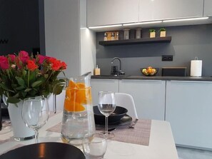 Apartamento estándar | Cocina privada | Frigorífico, placa de cocina, hervidor eléctrico y utensilios de cocina