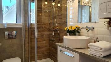 Standard Apartment | Bilik Mandi | Pancuran mandi, pengering rambut, tuala disediakan, tisu tandas