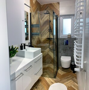 Departamento estándar | Baño | Regadera, secadora de cabello, toallas, papel de baño 