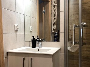 Departamento | Baño | Regadera, secadora de cabello, toallas, jabón 