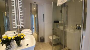 Apartment | Bathroom | Shower, hair dryer, towels, soap