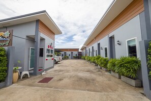 Exterior - OYO 1121 Phuree Resort (Sattahip)