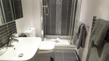 Executive Apartment | Bathroom | Shower, free toiletries, hair dryer, slippers
