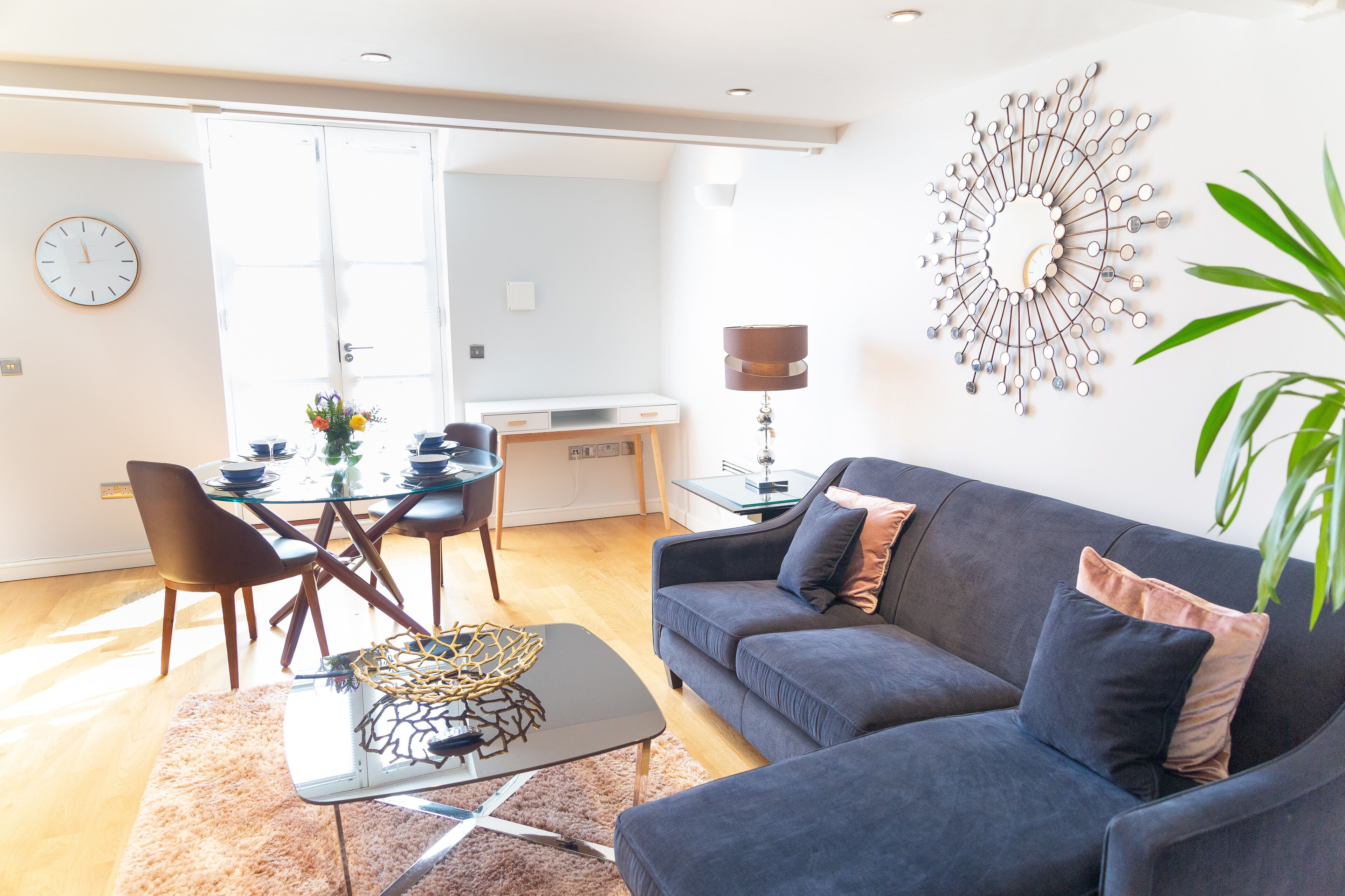 Executive Studio | Living area | 40-inch flat-screen TV with digital channels, Smart TV