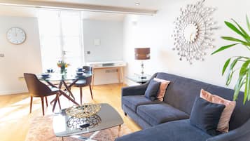 Executive Studio | Living area | 40-inch flat-screen TV with digital channels, Smart TV