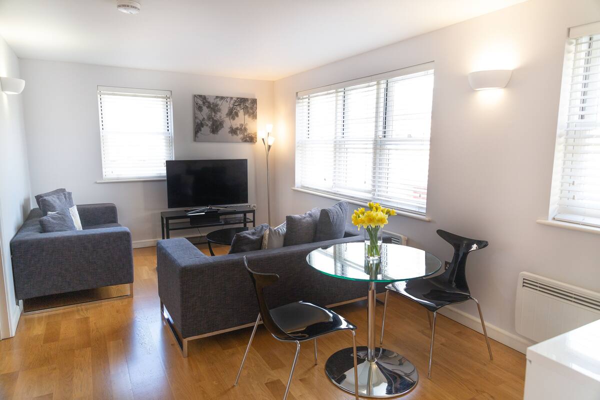 Executive appartement | Woonruimte | Een 40-inch flatscreentelevisie met digitale zenders en smart-tv