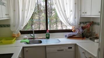 Réfrigérateur, plaque de cuisson, lave-vaisselle, cafetiÚre/bouilloire