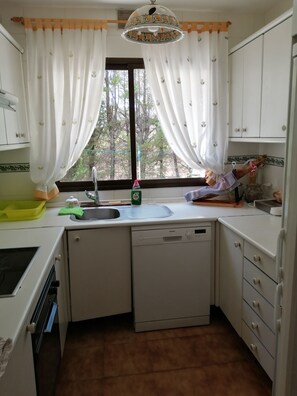 Refrigerador, parrilla de estufa, lavavajillas y cafetera y tetera 