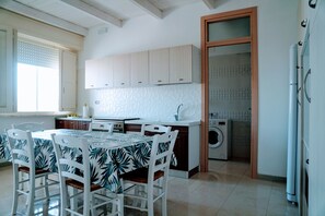 Kühlschrank, Kochgeschirr/Geschirr/Besteck