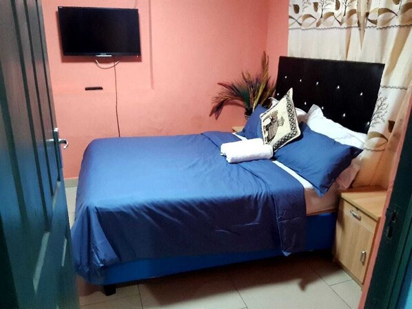 Habitación con 1 cama matrimonial o 2 individuales | Baño | Regadera, toallas, jabón, shampoo