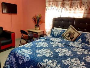 Espacio para trabajar con laptop y tabla de planchar con plancha