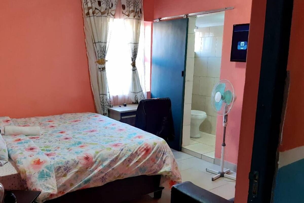 Espacio para trabajar con laptop y tabla de planchar con plancha