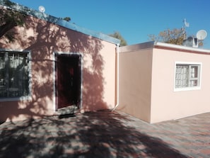 Vista frontal de la propiedad