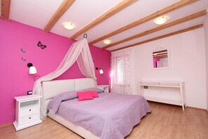 2 bedrooms, iron/ironing board, free WiFi, bed sheets