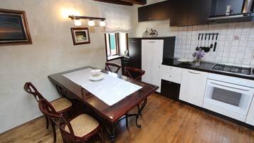 Fridge, oven, stovetop, dishwasher