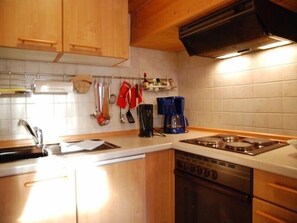 Réfrigérateur, four, plaque de cuisson, cafetière/bouilloire