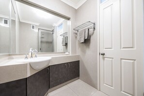 Shower, hair dryer, towels, toilet paper - Beautifully renovated studio apartment in Fremantle (Fremantle)