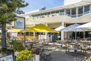 Outdoor dining - Beautifully renovated studio apartment in Fremantle (Fremantle)